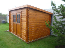 Zahradní domek s pultovou střechou je vyroben  z hladce hoblovaného smrkového dřeva, síla stěny je 28 mm