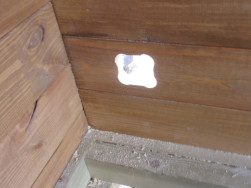 Výřez v dřevěné stěně před instalací  větrací mřížky