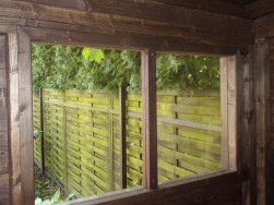 Dřevěný domeček má jedno neotevíratelné okno jehož výplň není sklo, ale polykarbonát