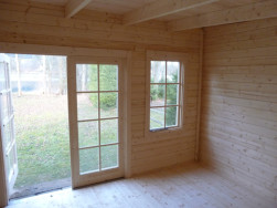 Z každé strany dveří je jedno otevíratelné okno  zasklené jednoduchým zasklením
