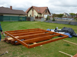 Kostra střešního přístřešku spojujícího oba domky