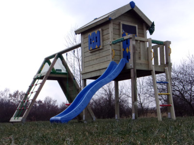 Montáž většího dětského hřiště Jungle Gym s modrou skluzavkou