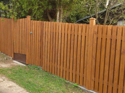 Dřevěný plaňkový plot s obložením plotových sloupků 