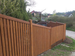 Horní zakončení plotových polí truhlíkovým prknem