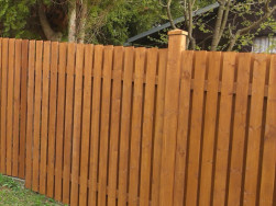 Dřevěné obložení plotového sloupku s horním zakončením ve tvaru špice