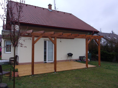 Zahradní dřevěná pergola zastřešená plným polykarbonátem