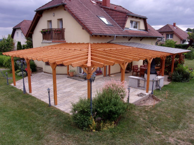 Dřevěná pergola pro zastřešení rohové zahradní terasy