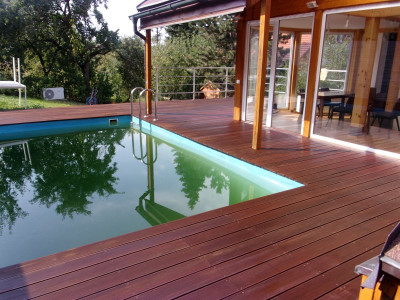 Terasa z exotického dřeva okolo bazénu u rekreační chaty