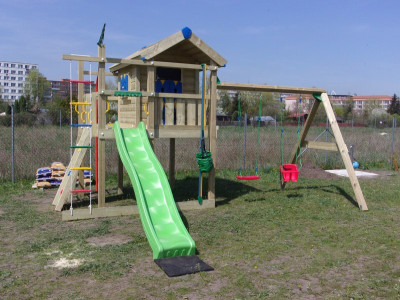 Dětský zahradní domek postavený na zvýšené podestě