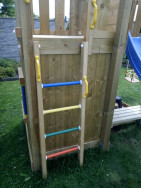 Nahoru na věž se děti dostanou po dřevěném žebříku s barevnými stupni