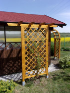 Pergola Linda 1 doplněna ozdobnou mříží Zuzana 90 x 180 cm