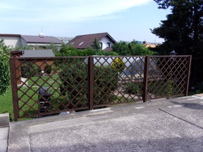 Zábradlí k terase z plotových sloupků a dřevěných mříží Jana