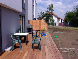 Úkolem plotových zástěn je odclonit dvě terasy na jednom pozemku