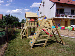 Šikmá dřevěná stěna je doplněna o plastové šplhací kameny