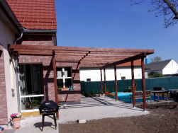 Robustní dřevěná pergola bude zastřešena sklem