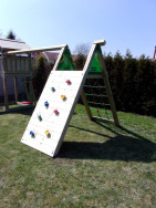 Šplhací modul je s dětskou věží propojen zesíleným ráhnem pro závěsnou houpačku