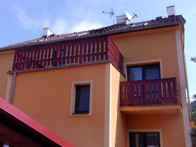 Dřevěné zábradlí pro dva balkony kotvené na kovovou konstrukci