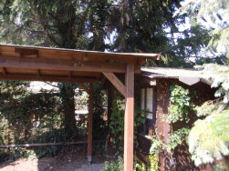 Střecha pergolové přístavby mírně přesahovala přes střechu původního dětského domku