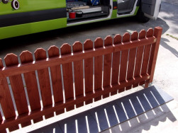 Předmontované plotové díly přichycené na plotové sloupky kovovými úhelníky