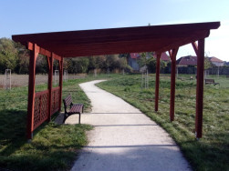 Dřevostavby jsme ošetřili lazurou v odstínu borovice
