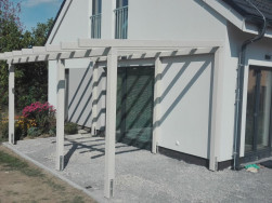 Na podklad pod dřevěnou podlahu jsme použili drobný kačírek