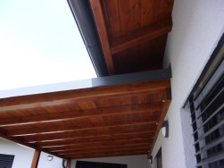 Střechu jsme olemovali oplechováním plechem Lindab v tmavě šedé barvě Olemování střechy