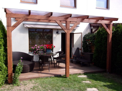 Dřevěná pergola s polykarbonátovým zastřešením