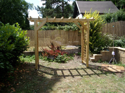Vchodová pergola doplněná ozdobnými mřížemi Eva