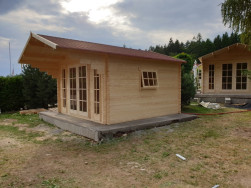 K chatám s širokým střešním přesahem budou dodatečně přistavěny terasy pro posezení venku