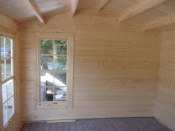 Dřevěné chaty si majitel dovybaví vhodným, jednoduchým nábytkem a sezóna může začít