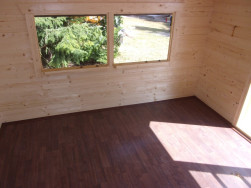 Do všech chat jsme doplnili dřevěné podlahy