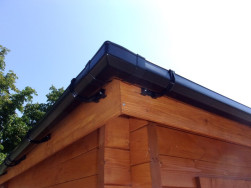 Rohové řešení okapového setu čtvercové střechy