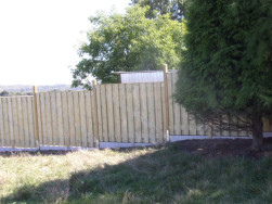 Jednotlivá plotová pole jsme nejprve podložili betonovými deskami o výšce 20 cm