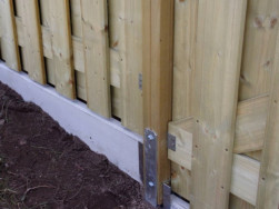 Detail uchycení plotové stěny k plotovému sloupku