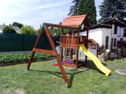 Dětská věž doplněna o houpačkový modul pro dvě houpačky