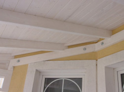Detail kotvení pozednic na stěnu domu pomocí závitových tyčí a chemické kotvy