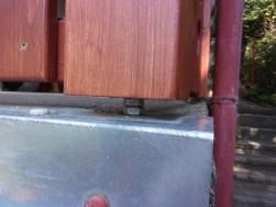 Použití výškově stavitelného šroubu u balkonového sloupku v praxi