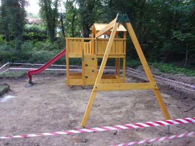 Dětská herní věž Hy-Land instalovaná do městského parku