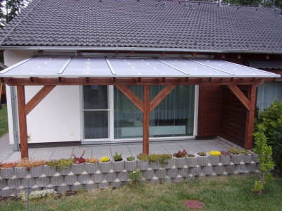 Zastřešená pergola na terase obdélníkového tvaru