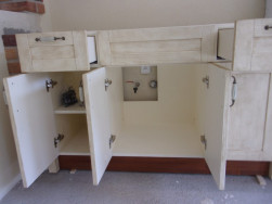 Úložný prostor a zásuvky na příbory a další kuchyňské nářadí