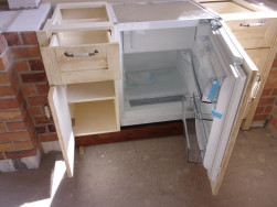 Nad vestavěnou malou ledničkou bude v kamenné desce zabudovaná varná deska