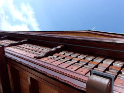 Balkon je ve spodní části zakončen ozdobným prknem, stejné ozdobné prkno je použito i u balkonového truhlíku