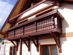 Balkonové sloupky použité na zábradlí mají ozdobné frézování ze čtyř stran