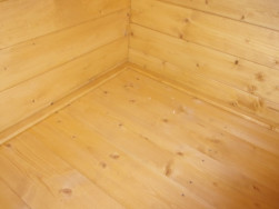 Podlahové palubky ze smrkového dřeva silné 26 mm. Podlaha byla po obvodu olištována. Smrková lišta má sražené ostré hrany.