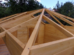 Po sestavení obvodových stěn přijde na řadu stavba krovu valbové střechy