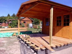 Prodloužení zastřešené terasy jsme doplnili o nosné sloupky