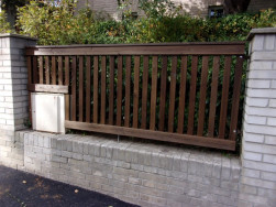 Konstrukce plotových polí byla překryta stříškou s vyfrézovanými odkapovými žlábky