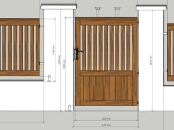 Grafické řešení vstupní branky dřevěného plotu, spodní část je vyrobena z biodesky s frézováním