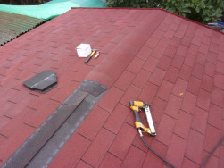 Asfaltový šindel jsme použili i na hřeben střechy, jen jsme ho museli nařezat na správné šablony