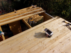 Na palubkový záklop rovné střechy jsou použity smrkové palubky